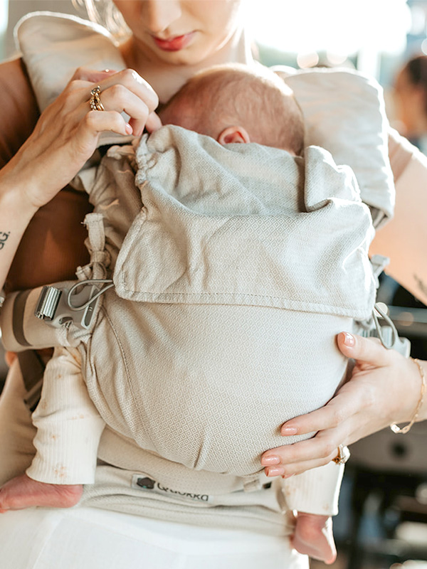 portabebes ergonómico evolutivo de la marca Quokkababy en uso con tres bebés de diferentes edades en el que se aprecia la ergonomía en las diferentes etapas de crecimiento del bebé